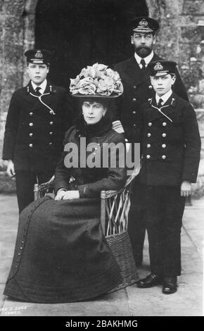 Der Prince of Wales (1865-1936) (wurde König Georg V.) mit Prinzessin Mary of Teck (1865-1953) (wurde Königin Maria) und den Söhnen Albert (wurde König Georg VI.) und Edward (wurde König Edward VIII.). Um meine Royals-bezogenen Vintage-Bilder zu sehen, suchen Sie: Prestor Vintage Royal Stockfoto