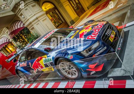 Rennwagen in Ladendisplays Stockfoto