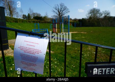 März 2020: Mitteilung des Pfarrgemeinderats über den Spielplatz und das Erholungsgebiet der Kinder, in dem die Schließung aufgrund von Einschränkungen der Bewegung angekündigt wurde, um die Ausbreitung des Coronavirus, Bidborough, Kent, England zu verhindern Stockfoto