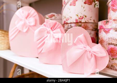 Kisten für Geschenke in Form von Herzen. Romantische Ferienverpackungen. Stockfoto