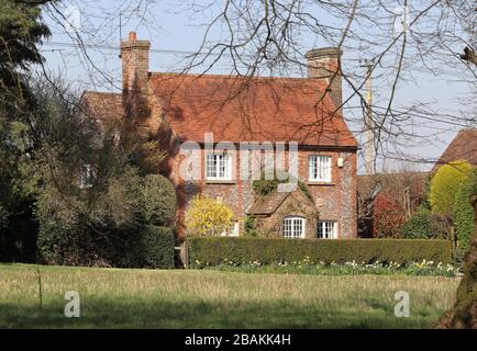 Ein traditionelles englisches Village Brick und Flint Cottage Stockfoto