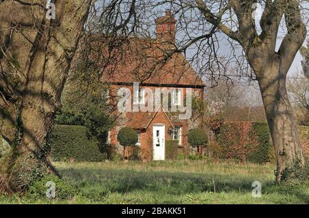 Ein traditionelles englisches Village Brick und Flint Cottage Stockfoto