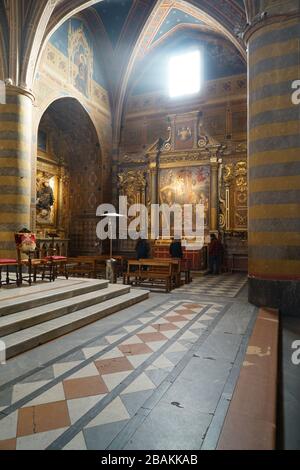 Innenraum der Kirche Chiesa di Sant' Andrea, Madonna in trono e santi, Madonna inthronisiert und Heiligen, Pinturicchio Maler, Ölgemälde auf dem Tisch, Spello Stockfoto