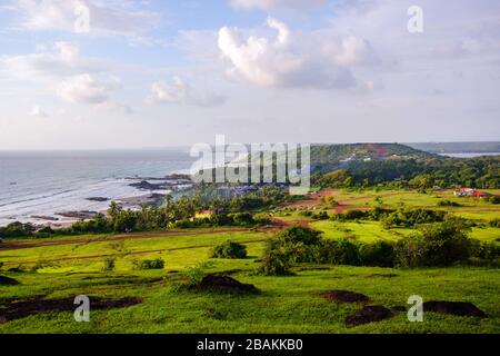 Schöner, abgeschiedener Blick auf die Küste von Ozran Heights, Bardez, Goa, Indien. Chapora Fort ist auch vor Ihnen zu sehen. Stockfoto