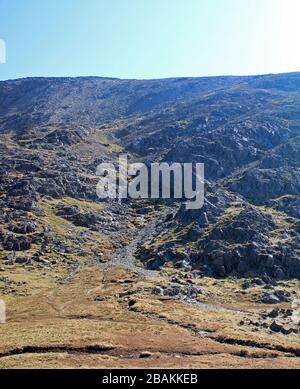Familie, die ein Picknick am Sockel von Glydr Fawr über Devils Kitchen auf den Glyders macht Stockfoto