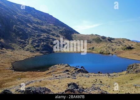 Zwei Wanderer in Llyn y CWN am Sockel von Glydr Fawr Stockfoto
