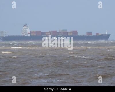 Sheerness, Kent, Großbritannien. März 2020. Ein sehr leicht geladener Containerfahrer, MSC Sao Paulo, der Waren aus Großbritannien exportiert, wird beobachtet, wie er die Themse auf dem Weg zu seinem nächsten Hafen von Bremerhaven verlässt. Kredit: James Bell/Alamy Live News Stockfoto