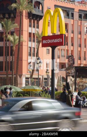 Holen Sie sich einen echten Big Mac bei McDonalds in Marrakesch, Marokko. McDonald's ist die umsatzstärkste Restaurantkette der Welt. Stockfoto