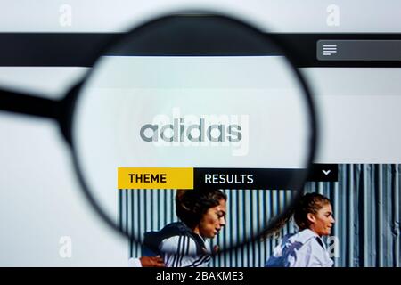 Los Angeles, Kalifornien, USA - 12. Juni 2019: Illustrative Editorial der Adidas Website Homepage. Adidas Logo auf dem Display sichtbar Stockfoto