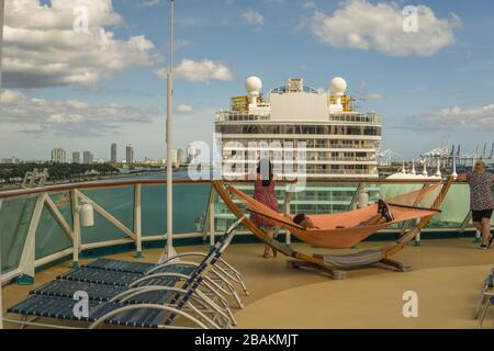 Kreuzfahrtschiff auf dem Intercoastal Waterway, der den Hafen von Florida verlässt. Großes Schiff und Skyline von Miami im Hintergrund. Stockfoto