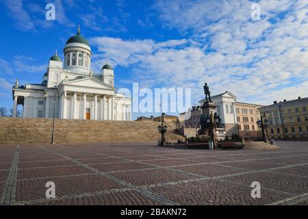 Helsinki, Finnland. März 2020. Leerer Senatsplatz und Kathedrale von Helsinki während einer Coronavirus Pandemie. Platz und Treppe sind normalerweise mit Touristen und Besuchern besetzt. Stockfoto