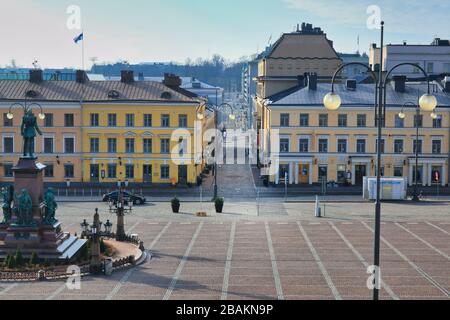 Helsinki, Finnland. März 2020. Leerer Senatsplatz während der Coronavirus-Pandemie. Der Platz ist normalerweise mit Besuchern und Touristenbussen besetzt. Stockfoto