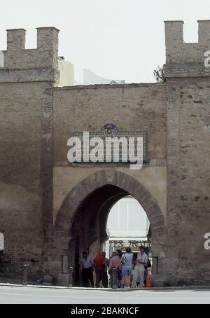 PUERTA DE ENTRADA A TARIFA CON UNA PLACA CONMEMORATIVA A LA CIUDAD DE TARIFA GANADA A LOS MOROS EN 1292 REINANDO SANCHO IV Lage: AUSSENANSICHT. Cadiz. SPANIEN. Stockfoto