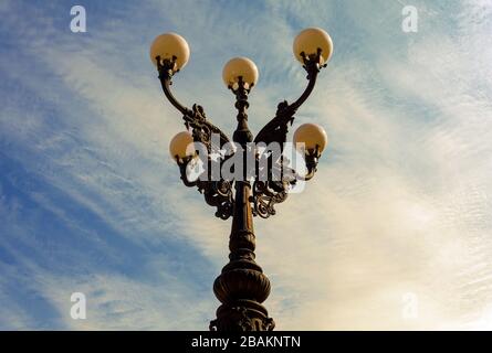 Greek Revival Lamp Post Revival Architektur Stil rund um Regierungsgebäude verwendet Stockfoto