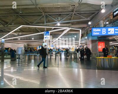 Athen, Griechenland - Februar 11 2020: Passagiere in der Abflughalle des Hauptterminals gehen durch die Sicherheitskontrolle Athen zu den Toren Stockfoto