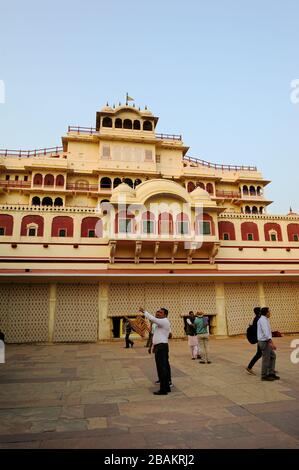 Jaipur, Indien - 11. November 2019:Touristen, die den Stadtpalast von Jaipur besuchen Stockfoto