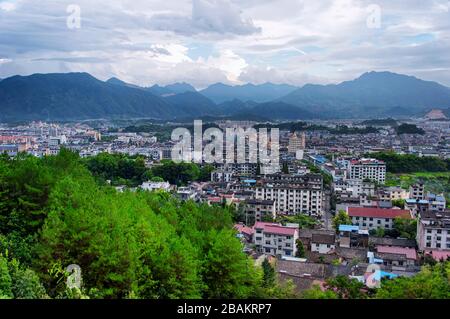 Die Stadt Lishui im Kreis Yunhe mit Bergen im Hintergrund in der provinz zhejiang china. Stockfoto