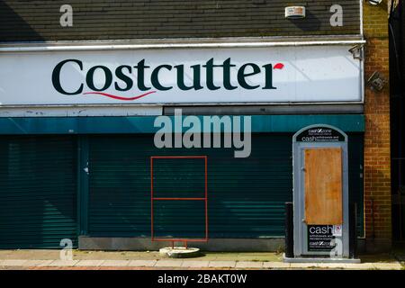 An Bord des Geldautomaten vor dem ehemaligen Costcutter-Supermarkt, der stillgelegt hat, Southborough, Kent, England Stockfoto