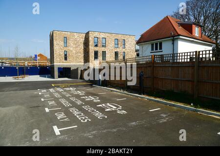 Parkplätze für Elektrofahrzeuge befinden sich auf dem Parkplatz neben dem neuen Southborough Community Hub, dem Neubaugebiet London Road, Southborough, Kent Stockfoto