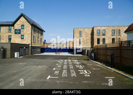 Parkplätze für Elektrofahrzeuge befinden sich auf dem Parkplatz neben dem neuen Southborough Community Hub, dem Neubaugebiet London Road, Southborough, Kent Stockfoto