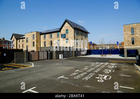 Parkplätze für Elektrofahrzeuge befinden sich auf dem Parkplatz neben dem neuen Southborough Community Hub, dem Neubaugebiet London Road, Southborough, Kent Stockfoto