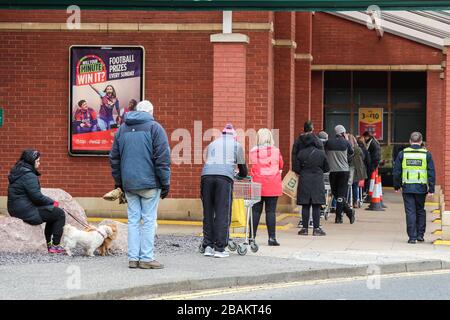 Ayr, Großbritannien. März 2020. Gemäß den Anweisungen der Regierung bleiben die meisten Menschen fern von den normalerweise beliebten und geschäftigen Einkaufszentren und Straßen von Ayr, die ein fast leeres Stadtzentrum mit Ausnahme einiger Lebensmittelhändler und Apotheken verlassen. Der Kunde steht in einer geordneten Warteschlange, hält 2 Meter auseinander und wartet darauf, im Morrisons Supermarkt Ayr einkaufen zu dürfen. Credit: Findlay/Alamy Live News Stockfoto