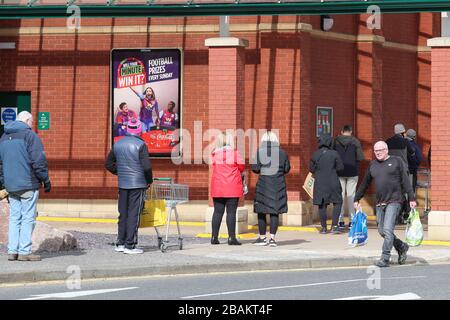 Ayr, Großbritannien. März 2020. Gemäß den Anweisungen der Regierung bleiben die meisten Menschen fern von den normalerweise beliebten und geschäftigen Einkaufszentren und Straßen von Ayr, die ein fast leeres Stadtzentrum mit Ausnahme einiger Lebensmittelhändler und Apotheken verlassen. Der Kunde steht in einer geordneten Warteschlange, hält 2 Meter auseinander und wartet darauf, im Morrisons Supermarkt Ayr einkaufen zu dürfen. Credit: Findlay/Alamy Live News Stockfoto