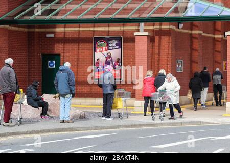 Ayr, Großbritannien. März 2020. Gemäß den Anweisungen der Regierung bleiben die meisten Menschen fern von den normalerweise beliebten und geschäftigen Einkaufszentren und Straßen von Ayr, die ein fast leeres Stadtzentrum mit Ausnahme einiger Lebensmittelhändler und Apotheken verlassen. Der Kunde steht in einer geordneten Warteschlange, hält 2 Meter auseinander und wartet darauf, im Morrisons Supermarkt Ayr einkaufen zu dürfen. Credit: Findlay/Alamy Live News Stockfoto