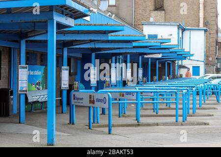 Ayr, Großbritannien. März 2020. Gemäß den Anweisungen der Regierung bleiben die meisten Menschen fern von den normalerweise beliebten und geschäftigen Einkaufszentren und Straßen von Ayr, die ein fast leeres Stadtzentrum mit Ausnahme einiger Lebensmittelhändler und Apotheken verlassen. Bild eines leeren Busbahnhofs in der Ayr Innenstadt nach überarbeitetem Busfahrplan und Mangel an Fahrgästen. Credit: Findlay/Alamy Live News Stockfoto