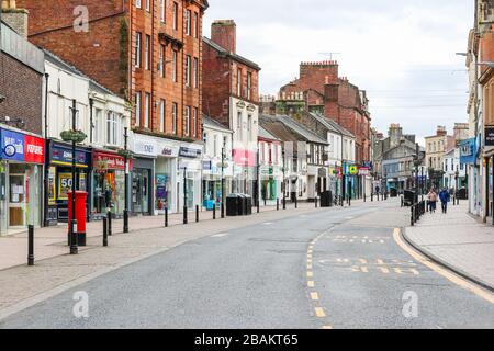 Ayr, Großbritannien. März 2020. Gemäß den Anweisungen der Regierung bleiben die meisten Menschen fern von den normalerweise beliebten und geschäftigen Einkaufszentren und Straßen von Ayr, die ein fast leeres Stadtzentrum mit Ausnahme einiger Lebensmittelhändler und Apotheken verlassen. Blick entlang der High Street, Ayr, dem Haupteinkaufsviertel. Credit: Findlay/Alamy Live News Stockfoto
