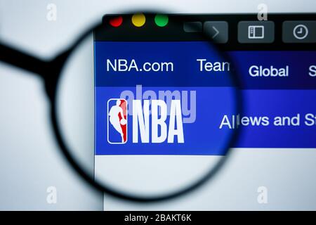 Los Angeles, Kalifornien, USA - 25. Juni 2019: Illustrative Editorial der NBA Website Homepage. NBA-Logo auf dem Display sichtbar Stockfoto