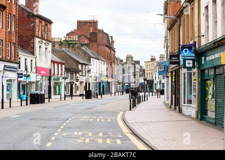 Ayr, Großbritannien. März 2020. Gemäß den Anweisungen der Regierung bleiben die meisten Menschen fern von den normalerweise beliebten und geschäftigen Einkaufszentren und Straßen von Ayr, die ein fast leeres Stadtzentrum mit Ausnahme einiger Lebensmittelhändler und Apotheken verlassen. Blick entlang der High Street, Ayr, dem Haupteinkaufsviertel. Credit: Findlay/Alamy Live News Stockfoto