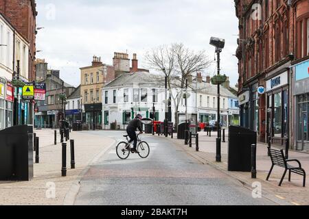 Ayr, Großbritannien. März 2020. Gemäß den Anweisungen der Regierung bleiben die meisten Menschen fern von den normalerweise beliebten und geschäftigen Einkaufszentren und Straßen von Ayr, die ein fast leeres Stadtzentrum mit Ausnahme einiger Lebensmittelhändler und Apotheken verlassen. Blick entlang der High Street, Ayr, dem Haupteinkaufsviertel. Credit: Findlay/Alamy Live News Stockfoto