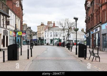 Ayr, Großbritannien. März 2020. Gemäß den Anweisungen der Regierung bleiben die meisten Menschen fern von den normalerweise beliebten und geschäftigen Einkaufszentren und Straßen von Ayr, die ein fast leeres Stadtzentrum mit Ausnahme einiger Lebensmittelhändler und Apotheken verlassen. Blick entlang der High Street, Ayr, dem Haupteinkaufsviertel. Credit: Findlay/Alamy Live News Stockfoto