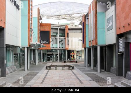 Ayr, Großbritannien. März 2020. Gemäß den Anweisungen der Regierung bleiben die meisten Menschen fern von den normalerweise beliebten und geschäftigen Einkaufszentren und Straßen von Ayr, die ein fast leeres Stadtzentrum mit Ausnahme einiger Lebensmittelhändler und Apotheken verlassen. Bild eines leeren Einkaufszentrums am Luath Walk. Credit: Findlay/Alamy Live News Stockfoto