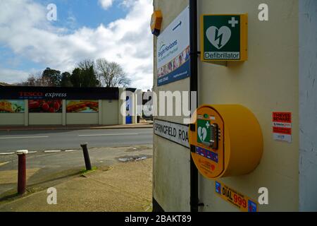 Community Heartbeat Trust Defibrillator an der Ecke Springfield Road und London Road, Southborough, Kent, England Stockfoto