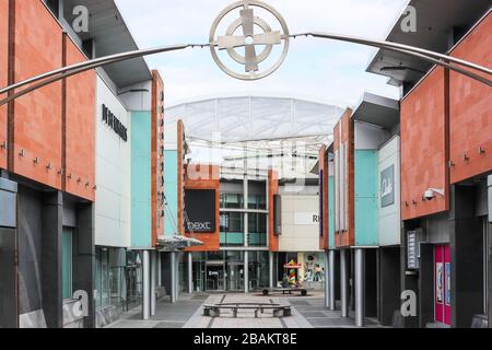 Ayr, Großbritannien. März 2020. Gemäß den Anweisungen der Regierung bleiben die meisten Menschen fern von den normalerweise beliebten und geschäftigen Einkaufszentren und Straßen von Ayr, die ein fast leeres Stadtzentrum mit Ausnahme einiger Lebensmittelhändler und Apotheken verlassen. Bild eines leeren Einkaufszentrums am Luath Walk. Credit: Findlay/Alamy Live News Stockfoto