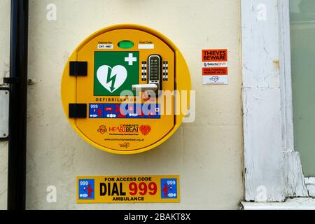 Community Heartbeat Trust Defibrillator an der Ecke Springfield Road und London Road, Southborough, Kent, England Stockfoto