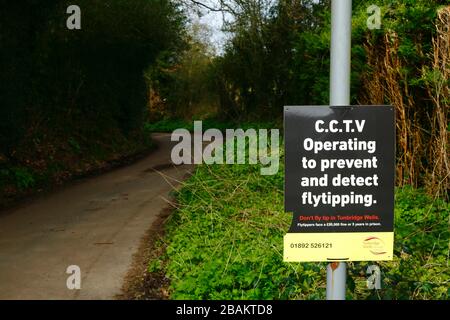 CCTV-Überwachung zur Verhinderung und Erkennung von Flykipping-Schildern auf der Landspur in Weald of Kent in der Nähe von Tunbridge Wells, England Stockfoto