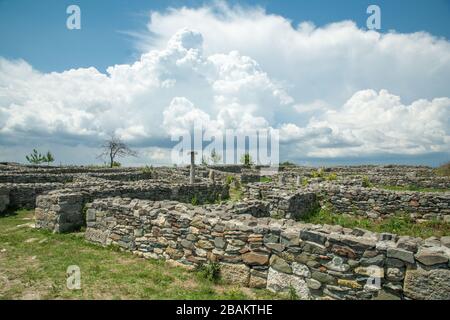 Histria, Rumänien - 10. Juni 2019: Ruinen der antiken griechischen und römischen Festungen in der Nähe der Stadt Histria, Kreis Constanta Stockfoto