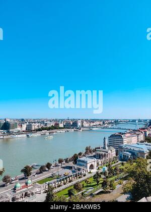 Wunderschönes Panorama auf die Stadt Budapest an einem sonnigen Tag. Brücke, Fluss und kleine Gebäude. Vertikales Foto. Budapest, Ungarn Stockfoto