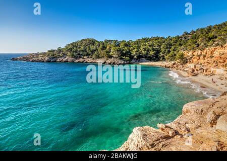 Strand Cala Salada, Sant Antoni de Portmany, Ibiza, Balearen, Spanien Stockfoto