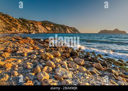 Sonnenuntergang am Strand Cala d'Hort, Ibiza, Balearen, Spanien Stockfoto