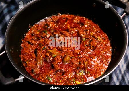 Kerala style würziges und warmes Rindfleisch Curry in einem Kochtopf Stockfoto