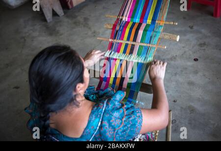 Lake Atitaln, Guatemala, 26. februar 2020: maya-frau webt bunte, traditionelle Stoffe Stockfoto