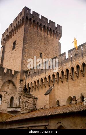 Vom Inneren des Papstpalais aus sehen Sie die Jungfrau des Doms in Avignon, Frankreich. Stockfoto