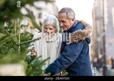 Ältere Paare Haben Zur Weihnachtszeit Spaß Im Freien Stockfoto
