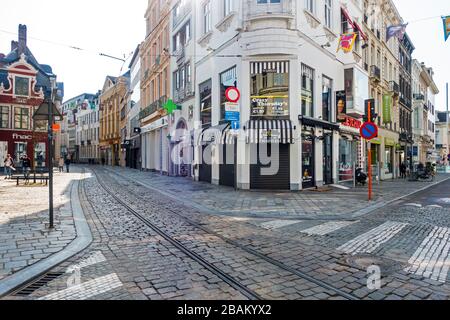 Geschlossene Geschäfte in der einsamen Einkaufsstraße Veldstraat, leer aufgrund der COVID-19 von 2020/Coronavirus/Corona-Virus-Pandemie in der Stadt Gent, Belgien Stockfoto