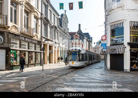 Geschlossene Geschäfte in der einsamen Einkaufsstraße Veldstraat, leer aufgrund der COVID-19 von 2020/Coronavirus/Corona-Virus-Pandemie in der Stadt Gent, Belgien Stockfoto