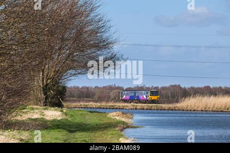 Nördliche Züge Klasse 144 Schrittmacherzug 144011, die Godnow Bridge am Stainforth und Keadby Kanal passieren Stockfoto